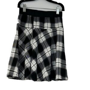 Girls skater sz 8 Flair plaid skater skirt fun black white elastic waist fun